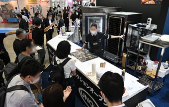 大型実機前 商談の様子