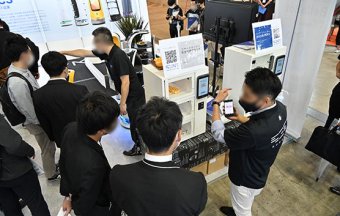 複数座り 商談の様子