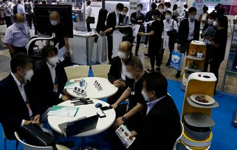 大型実機前 商談の様子
