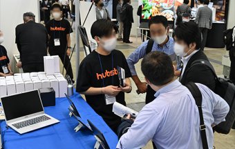 大型実機前 商談の様子