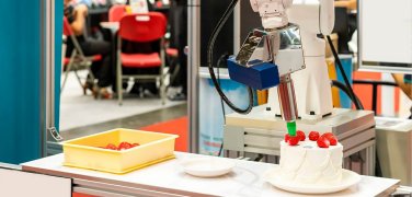 食品工場でロボットを導入するメリットとは？課題や事例も紹介 │食品工場Week/飲食業界イノベーションWeek